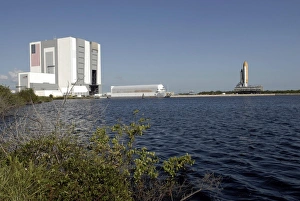 Space Shuttle Atlantis Drucke: Viewed across the basin, Space Shuttle Atlantis crawls toward the launch pad