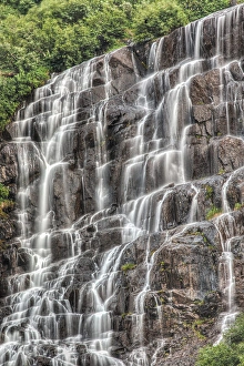 Steep Rock Formations Drucke: Waterfall in Alaska
