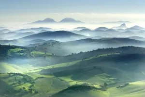 Blick auf Felder und Berge im Nebel am Morgen in Montellano, Sevilla, Spanien