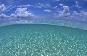 Höhepunkte 2012 Drucke: Ein Spalt-Level-Blick auf tiefe Wasser und Wolken im Sommer am Seven-Mile-Strand von Gran Kaiman