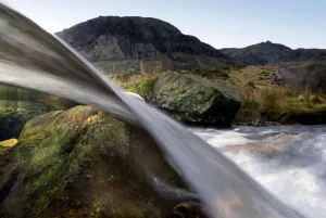 Blurred Motion Waterfalls Drucke: A split-level view through a small waterfall, Llanberis, Snowdonia NP, Gwynedd, Wales