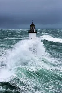 Grobsee bei der Leuchtturm von dAr-Men während des Sturms Ruth am 8. Februar 2014 auf dem Île de Sein im Nationalpark Armorique Regional Park in den Iles du Ponant, Finistere, Bretonen Frankreich und im Ärmelkanal