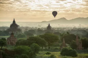 Ein Heißluftballon über den Tempeln von Bagan am Morgen in Myanmar im November 2012