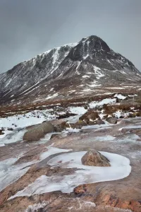 Der Fluss Dee fließt an der Devils Point vorbei im Cairngorms Nationalpark in den Grampian-Bergen