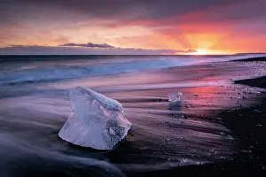 Iceland Black Sand Beach Drucke: Chunks of ice on Diamond Beach at sunset