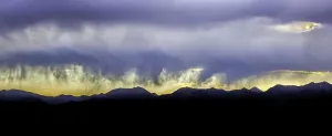 Regenwolken über dem Madison-Tal in der Beaverhead-Nationalparkfläche im größeren Gelbenstein-Ecosystem und den Madison-Bergen in Montana (USA), Juli