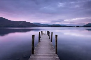 Die Asche legt sich auf den Jetty der Ashness im Sonnenuntergang am Derwent-Wasser in The Lake-District in Cumbria im Vereinigten Königreich Oktober 2016