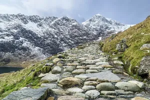 Der Bergweg zum Gipfel von Schnee Donn rechts vorne mit der Spitze nach Rechts im Hintergrund. Naturschutzgebiet Snowdonia in Nordwales (UK), März
