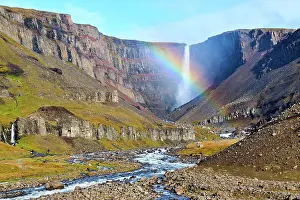 Hengifoss-Wasserfall mit Regenbogen umgeben von Basaltschluchten, Hengifoss-Fluss, Island. September 2023