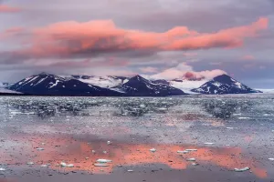 Erster Sonnenuntergang im Arktis seit dem Frühjahr auf der Spitzbergenspieker Inselgruppe Norwegen