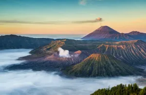 Indonesian Mountain Scenery Drucke: Bromo volcano, Java, Indonesia