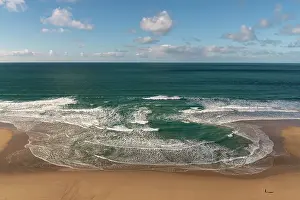 Ein sich entwickelnder Rettungsstrom auf einer Badebucht während eines Hochwasserstaus, St Agnes, Cornwall, England, UK, Atlantischer Ozean. Februar 2024