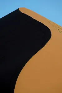 Muster von Schatten und Licht auf Sanddünen im Sossussvlei des Naturschutzgebiets Namib-Naukluft in der RepublikNamibia