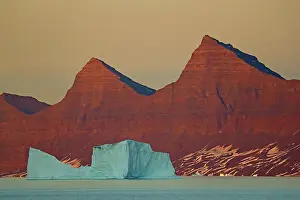 Mountain Landscapes Drucke: Tabular icebergs with mountains in background, east coast of Greenland. August, 2018
