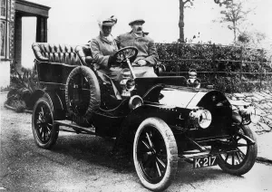Black And White Automobiles Drucke: 1904 Globe tonneau. Creator: Unknown