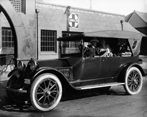 Black And White Automobiles Drucke: 1915 Chalmers Six. Creator: Unknown