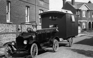 1921 Ford Modell-T mit Karavan, Ersteller unbekannt
