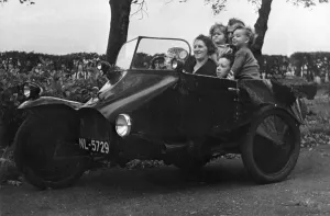 Black And White Transport Photos Drucke: 1924 Scott Sociable. Creator: Unknown
