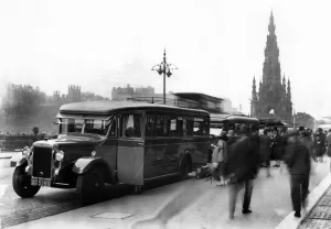 Vintage Bus Photography Drucke: 1929 Daimler CF6 coach. Creator: Unknown