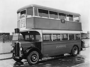 Vintage Commercial Vehicles Drucke: 1930 AEC Regent bus. Creator: Unknown