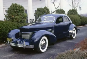 Die folgende Auto Marke wurde im Jahr 1937 von der Firma Cord hergestellt, die mit dem Modell 810 eine neue Klasse erreichte und das Modelleverfahren für den Nachkriegszeitraum prägte. Der Designer des Fahrzeugs ist nicht bekannt