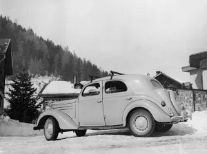 Classic Car Images Drucke: 1947 Ford V8 Pilot. Creator: Unknown