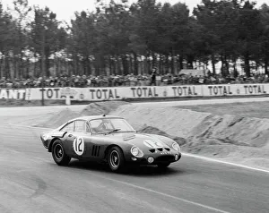 Die Ferrari 250 GT0 von 1963 mit Fahrern Sears und Salmon an der Le Mans-Rennstrecke, Ersteller unbekannt