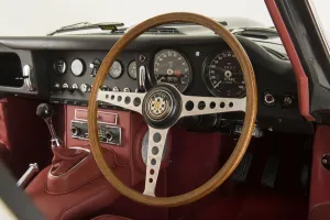 Die Jaguarklasse E-Type von 1965, Version 4, mit fester Kopfhaube-Coupé-Varianz; Kreativer: unbekannt