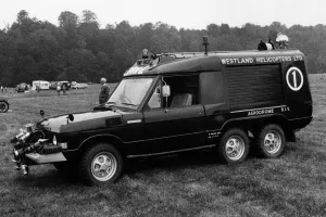 Der Range Rover von 1976 mit dem Feuerwehrwagen Carmichael, Ersteller unbekannt