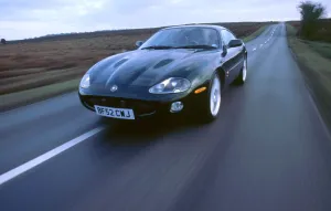 Drucke von Die Jaguarr, 2002, fährt auf einer Landstraße mit hoher Geschwindigkeit Jaguar Drucke: 2002 Jaguar XKR-Coupe, Künstler unbekannt