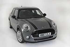 Die folgende Auto Marke wurde im Jahr 2017 hergestellt, es handelt sich um einen fünf-sitzigen Kombi der Marke MINI und die Herkunft des Fahrzeugs ist unbekannt
