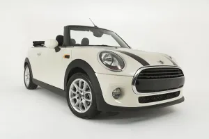 Die folgende Auto-Marke wurde 2017 hergestellt, die Marke ist Mini und es handelt sich um einen Cabrio von der Modellreihe Cooper. Der Hersteller des Autos ist unbekannt