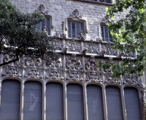 Ornate Building Facade Drucke: 2685046