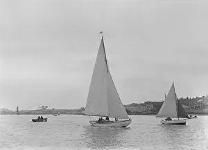 Bermuda Rigged Sailboat Drucke: A 5 ton sloop, possibly Armonelle, under sail, 1921. Creator: Kirk & Sons of Cowes