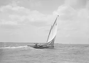 Early 20th Century Boats Drucke: The 6 Metre class Ejnar sailing downwind, 1911. Creator: Kirk & Sons of Cowes