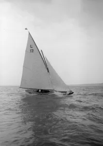 Cowes Sailing Images Drucke: The 6 Metre Ejnar breaking waves, 1912. Creator: Kirk & Sons of Cowes