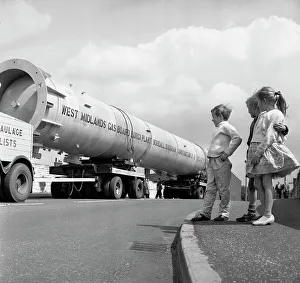 Ein Absorptionsröhre im Transportwagen auf der Straße in Dukenfield, Manchester 1962. Künstler