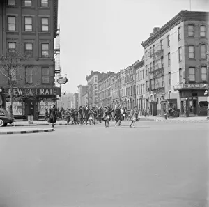 Viele Unfälle werden den unbegleiteten Kreuzungen im Harlem, New York City, 1943 zugeordnet. Künstler: Gordon Parks
