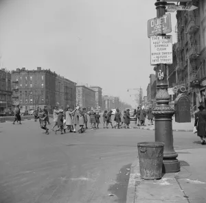 Viele Unfälle werden den nicht überwachten Kreuzungen im Harlem von New York zugeordnet. Künstler: Gordon Parks