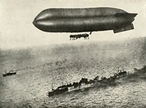 Ein Luftschiff eskortiert einen Konvoi, (1919). Künstler: Unbekannt.