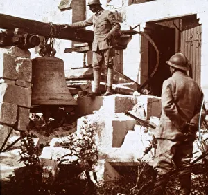 WWI Soldiers Drucke: Alarm bell, c1914-c1918