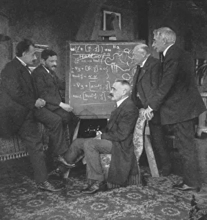 Albert Einstein und andere Physiker bei dem zu Hause von Paul Ehrenfest in Leiden, Niederlande