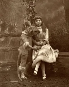 Karteikärtchen von Alice und dem Mäusekloß, 1887. Künstler: Ernest Barraud