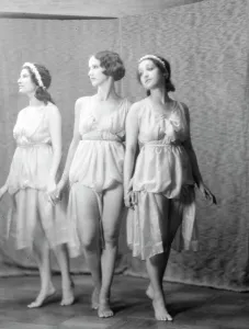 Anna Duncan und Tänzerinnen zwischen 1911 und 1942. Erfinder: Arnold Genthe