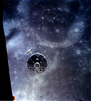 Drucke von Apollo 16 Command und Service Modul über dem Mond, 1972. In diesem Foto nähert sich das Apollo-16-Command-and-Service-Modul (CSM) Casper dem Lunar Module (LM) Y Drucke: Apollo 16 Command und Service Modul über dem Mond, 1972. Künstler: Thomas Mattingly
