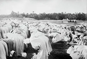 Araber im Gebet im Wüstenland zwischen 1908 und 1922 von der Bain News Service