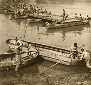 World War One Geography Drucke: Assembling a pontoon bridge, c1914-c1918