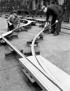 Montage der Schienen im ICI-Werkstattgebäude in Sheffield (Süd-Yorkshire), England 1963 Künstler