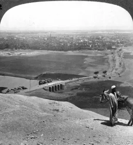 Egyptian Geography Feature Drucke: Assiut, the largest city of Upper Egypt, 1905. Artist: Underwood & Underwood