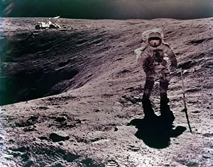 Drucke von Astronaut Charles Duke am Descartes-Landungsplatz der Mission Apollo 16 im April 1972 Y Drucke: Raketenfahrer Charles Duke am Descartes-Landingplatz während der Mission Apollo 16 im April 1972